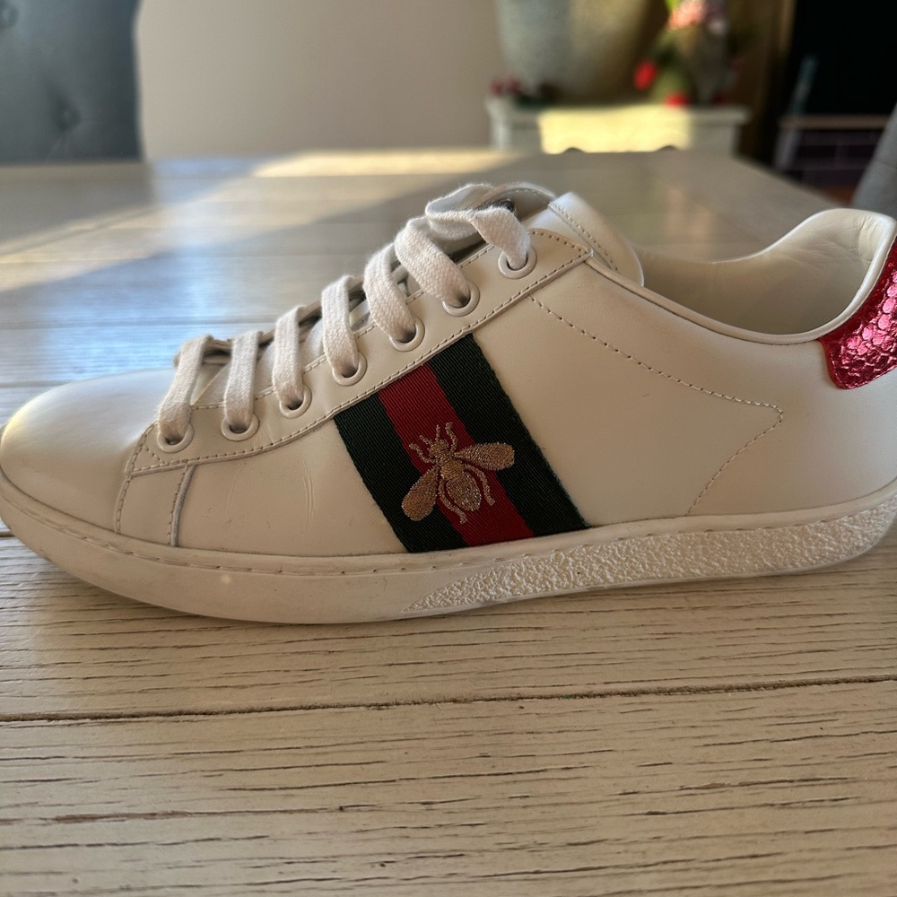 Women’s ace sneaker with bee, size 37/ 7 US - Picture 4 of 11